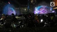 Pemprov DKI Jakarta menggelar perayaan malam tahun baru 2024 di Bundaran HI dengan menampilkan pertunjukan water screen, atraksi drone, dan video mapping. (merdeka.com/Imam Buhori)