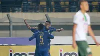 Selebrasi gol pemain Persib Bandung, Michael Essien, Febri Hariyadi dan Raphael Maitimo saat melawan PS TNI pada lanjutan Liga 1 2017 di Stadion Si Jalak Harupat, Sabtu (05/8/2017). Persib menang 3-1. (Bola.com/Nicklas Hanoatubun)