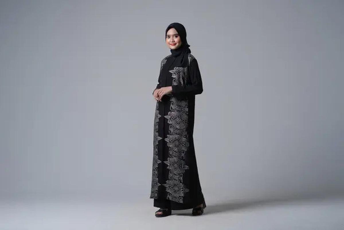 6 Cara Mix &amp; Match Batik Hitam Tanpa Terlihat Kaku dan Tua, Tampil Elegan dan Modern