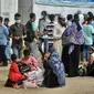 Penumpang menunggu di Stasiun Kereta Api Kamalapur untuk naik kereta setelah pemerintah memerintahkan mencabut lockdown di Dhaka, Rabu (11/8/2021). Bangladesh memberlakukan lockdown paling ketat pada awal Juli ketika kasus dan kematian Covid-19 baru naik ke rekor tertinggi. (Munir Uz zaman/AFP)