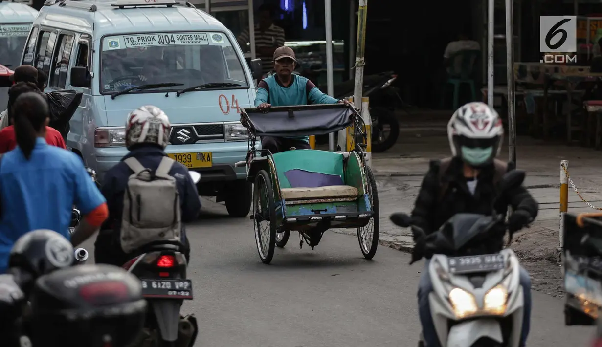 Aktifitas becak di Kampung Bahari, Tanjung Priok, Jakarta, Selasa (16/1). Anies beralasan dengan beroperasinya becak, keadilan peluang ekonomi kembali didapatkan warga yang tersingkir karena kebijakan larangan operasional. (Liputan6.com/Faizal Fanani)