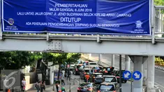 Jalur cepat dari arah Sudirman menuju Cawang ditutup terkait pengerjaan proyek pembangunan jembatan layang Simpang Susun Semanggi, Jakarta, Rabu (8/6/2016). (Liputan6.com/Yoppy Renato)
