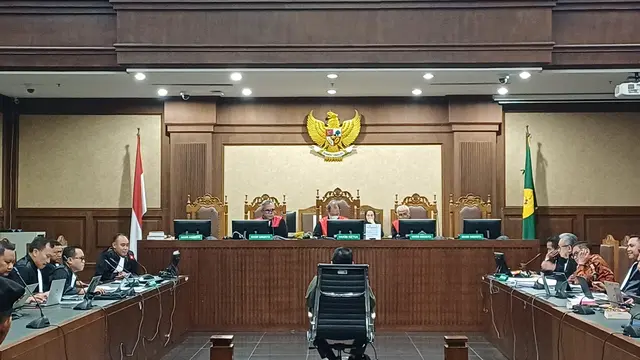Dosen Ilmu Politik Universitas Indonesia (UI) Cecep Hidayat hadir menjadi saksi meringankan untuk terdakwa Hasto Kristiyanto di  Pengadilan Tipikor Jakarta Pusat, Jumat (20/6/2025). (Liputan6.com/Nanda Perdana Putra)