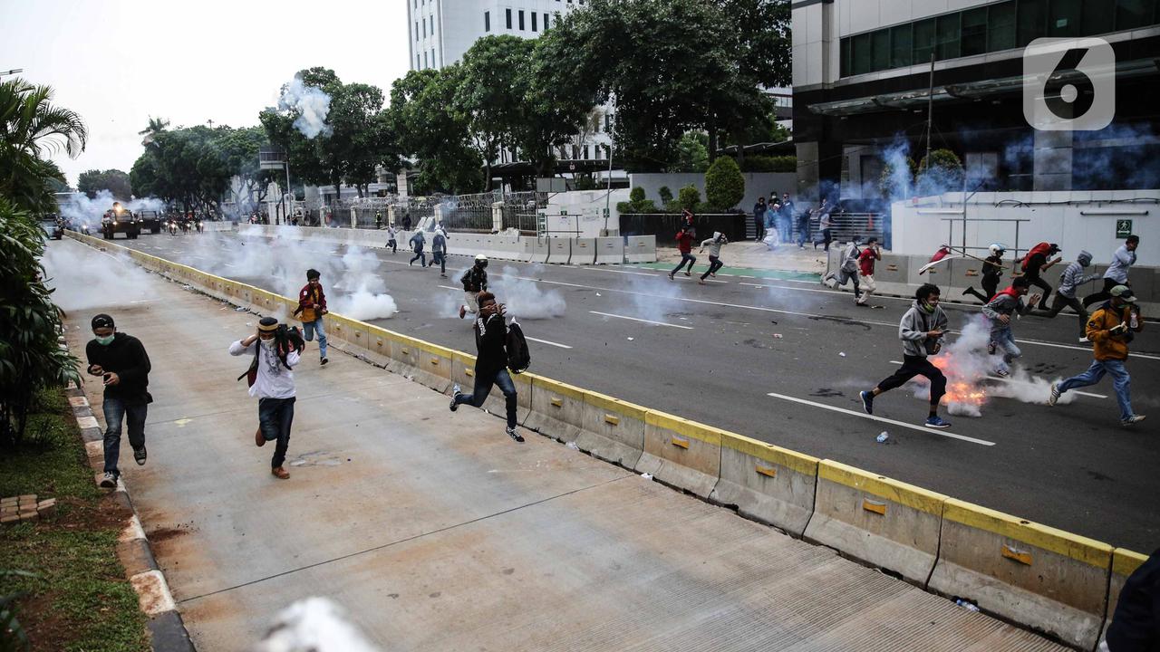 Bentrok Pecah di Patung Kuda