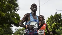 Pelari Kenya, Joseph Kiprono ditabrak mobil saat mengikuti lomba di Kolombia (Joaquin SARMIENTO / AFP)