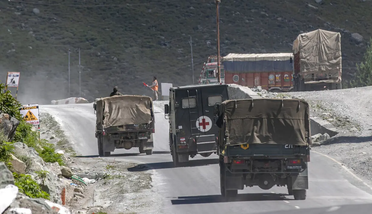 Konvoi tentara India bergerak di Jalan Raya Srinagar-Ladakh, Gagangeer, Srinagar, Kashmir, India, Rabu (9/9/2020). India dan China terlibat dalam kebuntuan yang menegangkan di wilayah gurun dingin Ladakh sejak Mei lalu. (AP Photo/Dar Yasin)