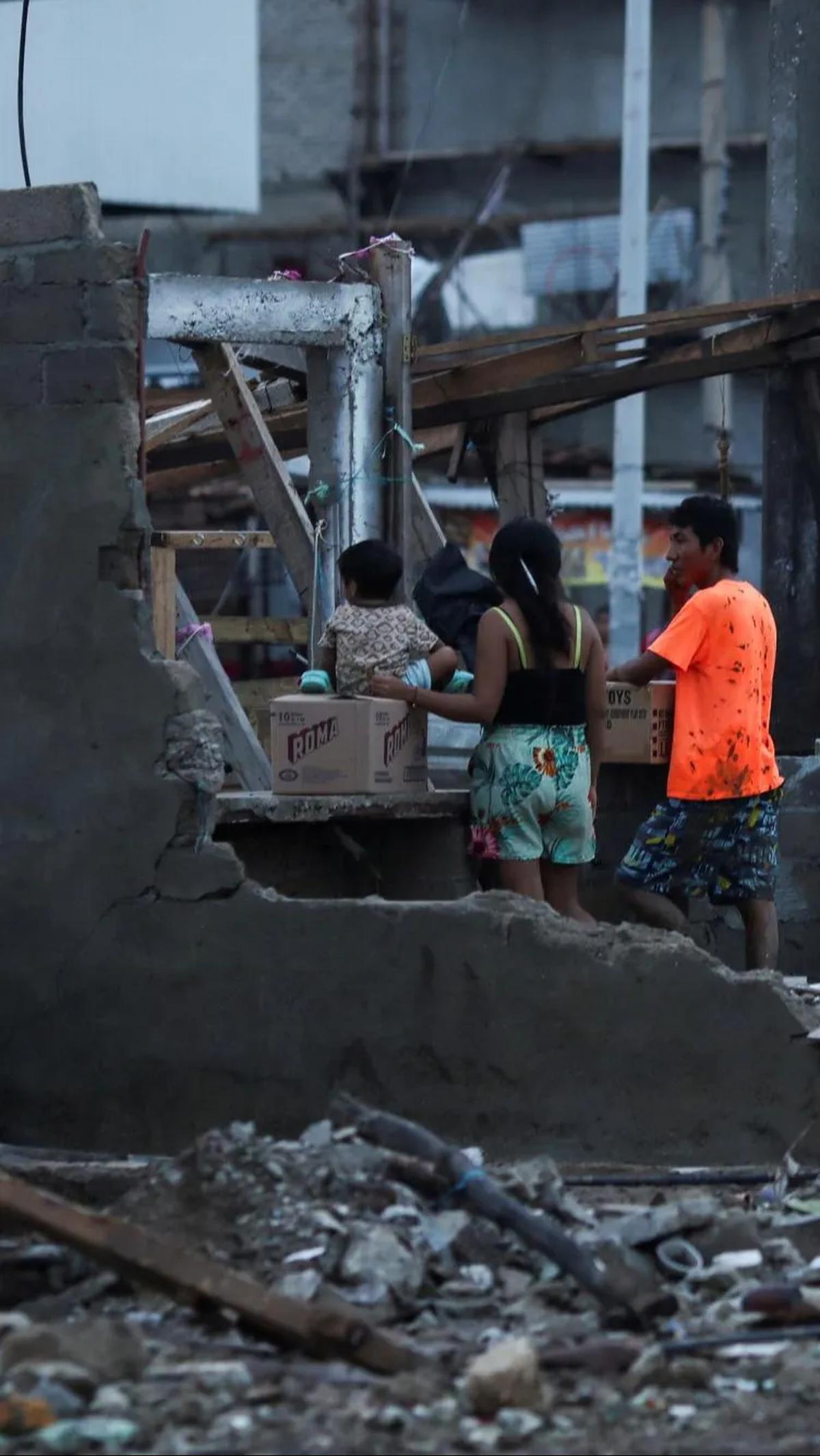 Kekuatan badai kategori lima itu juga telah menghancurkan bangunan yang terbuat dari beton.