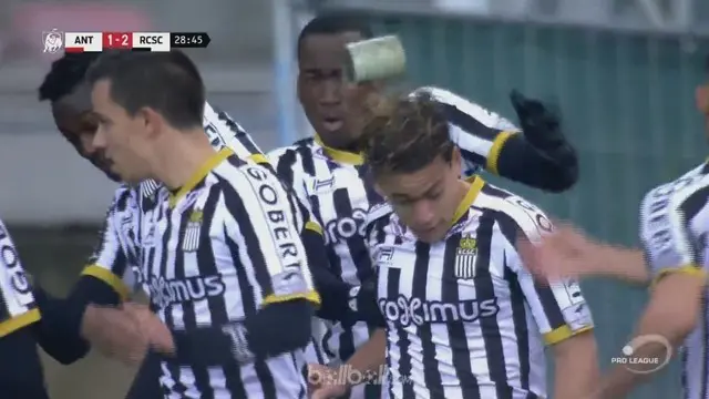 Pemain Charleroi, Cristian Benavente dilempari kaleng setelah melakukan selebrasi. This video is presented by Ballball.