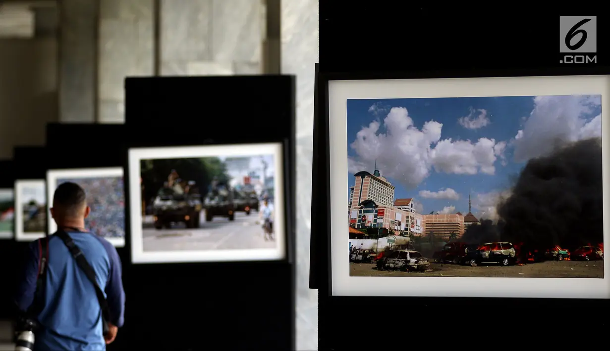 Suasana pameran foto peristiwa Reformasi 1998 di Gedung Nusantara III, Jakarta, Jumat (11/5). Pameran ini bertajuk "20 Tahun Reformasi: Kembali ke Rumah Rakyat”. (Liputan6.com/JohanTallo)