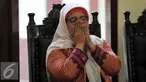 Retno Listyarti mengucap syukur atas dikabulkan gugatan dirinya di PTUN Jakarta, Kamis (7/1/2016). Majelis hakim PTUN Jaktim memenangkan Retno terkait gugatan SK Kadisdik DKI mengenai pencopotannya sebagai Kepsek SMAN 3. (Liputan6.com/Yoppy Renato)
