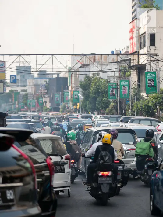 Sejumlah kendaraan melintas di Jalan H. Agus Salim, Menteng, Jakarta, Kamis (4/10). Pada 8-22 Oktober 2018 mendatang Jalan KH Wahid Hasyim dan Jalan H Agus Salim akan diberlakukan uji coba Sistem Satu Arah (SSA). (Liputan6.com/Faizal Fanani)