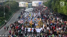 Ribuan peserta Parade Asian Games 2018 melintasi Jalan MH Thamrin, Jakarta, Minggu (15/5). Sekitar 4.800 orang peserta memeriahkan ajang dimulai di Monumen Nasional hingga kawasan Car Free Day. (Liputan6.com/Arya Manggala)