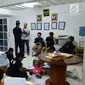 Satgas Tindak Pidana Perdagangan Orang (TPPO) Bareskrim Polri menggeledah kantor yang diduga menjadi tempat penampungan orang untuk dikirim ke luar negeri dengan modus TKI di Bekasi, Jawa Barat, Jumat (23/3). (Liputan6.com/Pool/Bareskrim Polri)