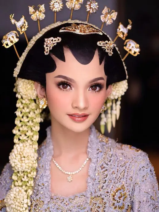 Sabrina tampil dengan complexion matte, pilihan  warna palet eyeshadow cokelat, serta blush on dan lipstik pink yang soft. (Instagram/marlenhariman).