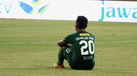 Penyerang Persebaya Surabaya, Osvaldo Haay tertunduk lesu begitu wasit meniup peluit panjang saat timnya berjumpa Madura United di Stadion Gelora Madura, Pamekasan, Kamis (27/6/2019). (Bola.com/Aditya Wany)