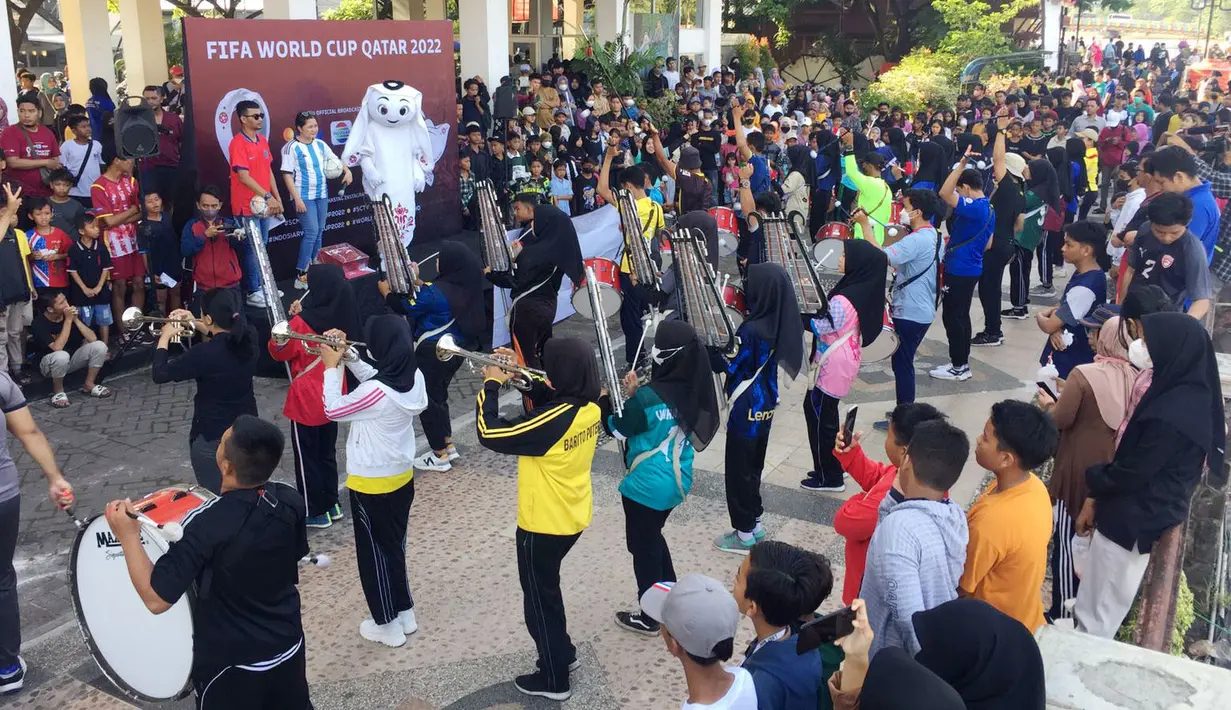 La'eeb, sang maskot Piala Dunia 2022 bersama Marchingband dari Dispora Sukoharjo menyapa sekaligus menghibur warga saat Car Free Day (CFD) di Jalan Slamet Riadi, Solo. (Procomm Surya Citra Media)