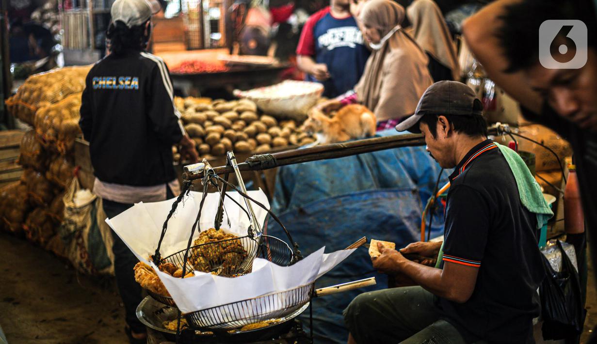 Pedagang berjualan gorengan di Pasar Induk Kramat Jati, Jakarta, Kamis (29/12/2022). Badan Usaha Milik Daerah (BUMD) Provinsi DKI Jakarta, Perumda Pasar Jaya, memfokuskan kegiatan revitalisasi pada tahun 2023. (Liputan6.com/Faizal Fanani)
