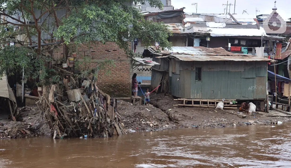 Aktivitas warga di bantaran Kali Ciliwung, Manggarai, Jakarta, Rabu (19/2/2020). Gubernur DKI Jakarta Anies Baswedan memperkenalkan istilah naturalisasi sungai sebagai pengganti normalisasi, namun proyek tersebut tidak terealisasi hingga saat ini. (merdeka.com/Iqbal Nugroho)