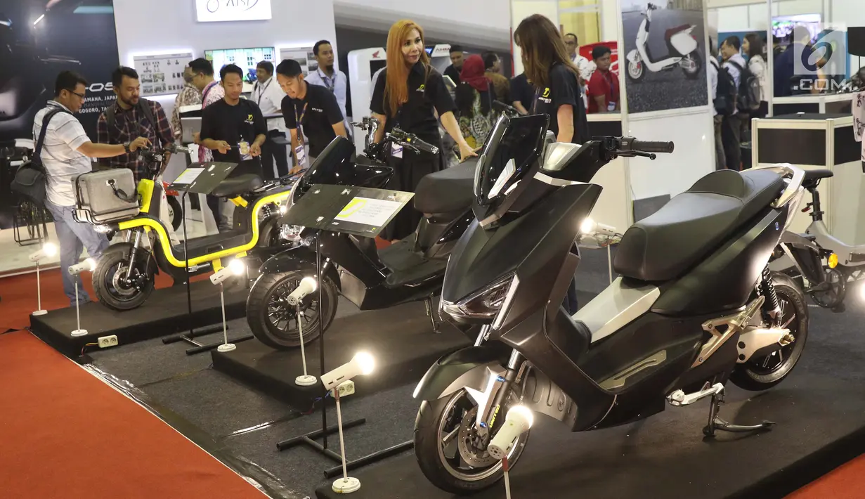 Pengunjung melihat-lihat motor bertenaga listrik yang dipamerkan pada gelaran Indonesia Electric Motor Show (IEMS) 2019 di Jakarta, Rabu (4/9/2019). Pameran khusus kendaraan listrik ini bertajuk Electric Vehicle for Smart Transpotation. (Liputan6.com/Helmi Fithriansyah)