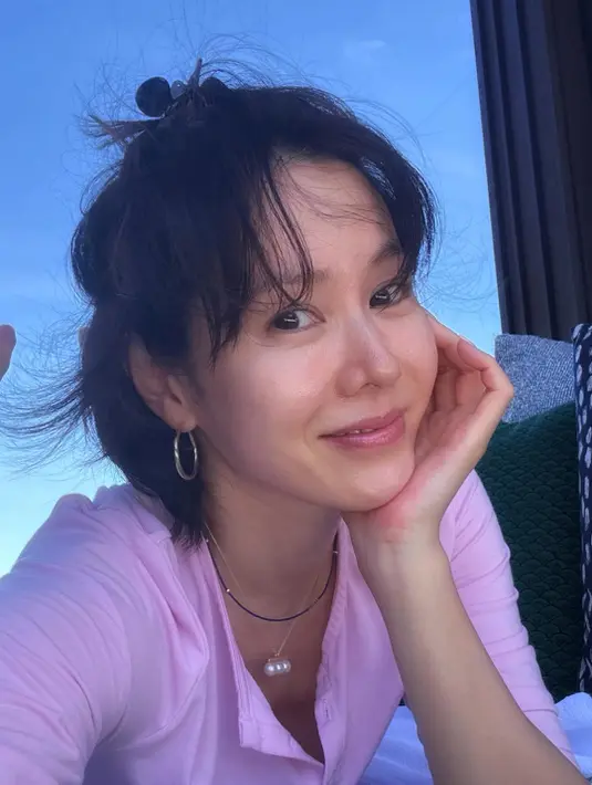 Ibu satu anak ini tampil cantik dengan half updo pada rambut pendeknya. Tak ketinggalan lip gloss yang bikin kulitnya terlihat sehat [@yejinhand]