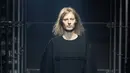 Apa arti feminitas di era modern? Bagaimana cara mendefinisikannya? Koleksi ini merupakan bentuk pertanyaan mendalam tentang persepsi kolektif terhadap keindahan dan tipikalitas feminitas yang terus berubah. [Dok/Prada].