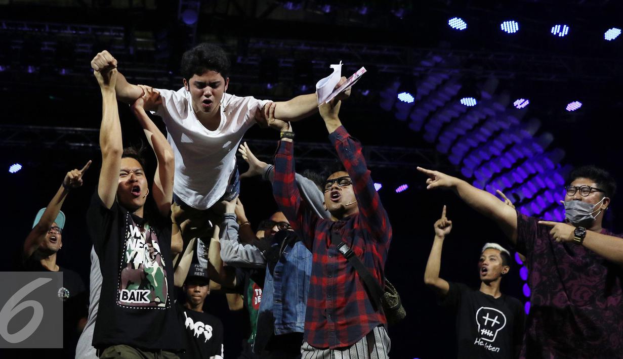 Aktor Aliando Syarief  beserta dance icon saat berlatih drama musikal di Istora Senayan, Jakarta, Senin (22/8). HUT SCTV yang ke-26 akan diadakan di istora senayan secara Live pada pukul 18.45 Wib. (Liputan6.com/Herman Zakharia)