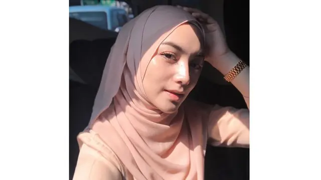 Saat tanpa makeup, aura kecantikan istri Rezky Aditya ini semakin terpancar.