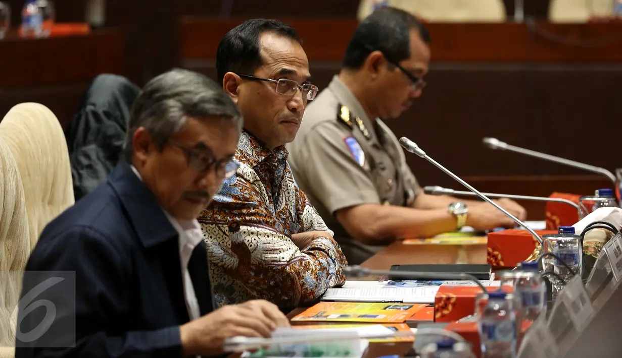 Menteri Perhubungan Budi Karya Sumadi saat mengikuti raker dengan  Komisi V DPR RI di Jakarta, Kamis (8/12). Rapat ini juga membahas perkembangan terkini bencana gempa bumi di Aceh. (Liputan6.com/Johan Tallo)