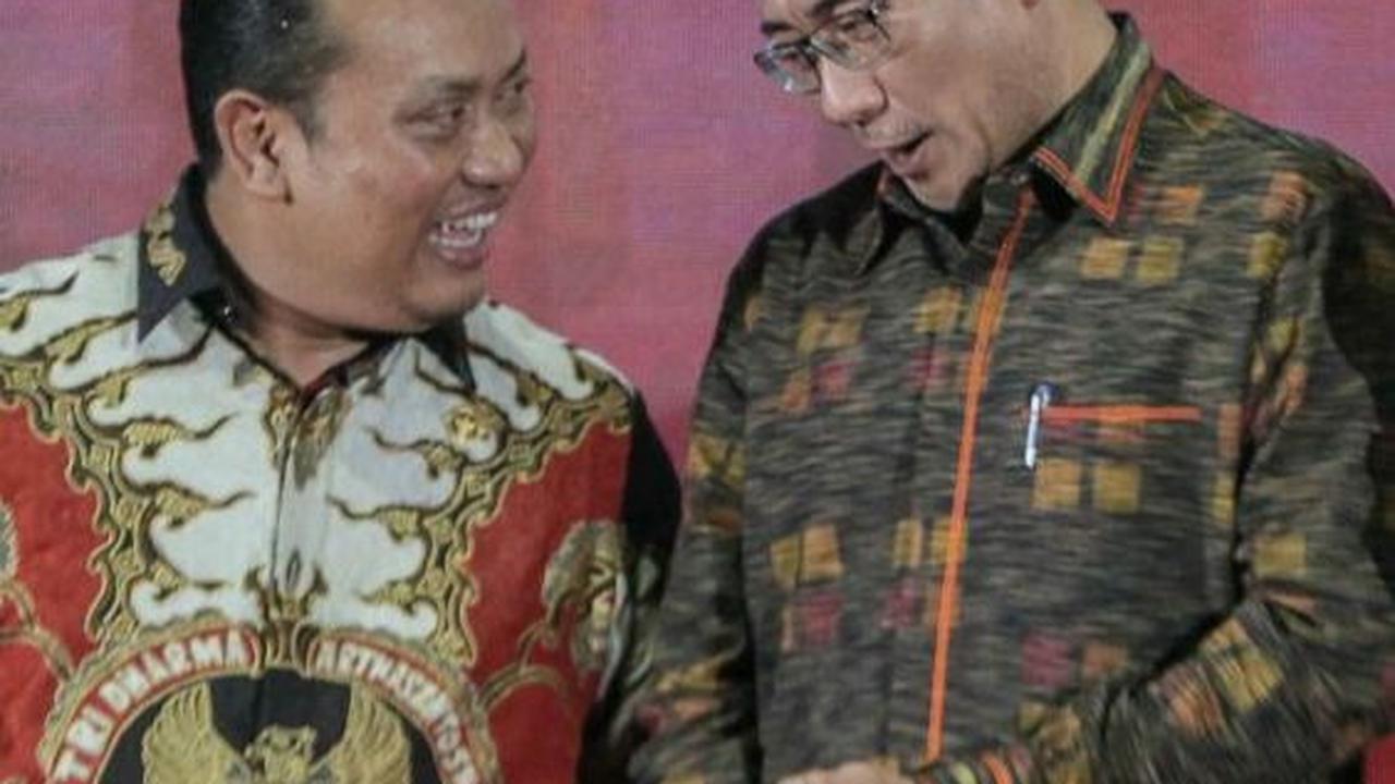 Anggota I BPK Nyoman Adhi Suryadnyana sempat berbincang dengan Ketua KPU Hasyim Asy'ari usai menyerahkan Laporan Hasil Pemeriksaan BPK Atas Laporan Keuangan KPU Tahun 2022.