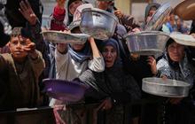 FOTO: Nestapa Iduladha di Gaza,  Warga Tetap Antre Makanan