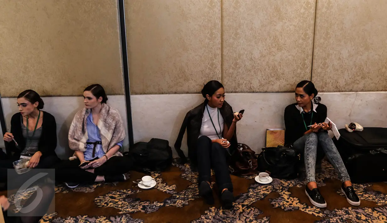 Sejumlah model duduk santai sambil berdandan di ruang make up sebelum pagelaran busana karya desainer Fetty Rusli di Hotel Mulia Senayan Jumat (26/02). Busana pengantin tunggal untuk ke 5 kalinya ini digelar sejak tahun 2011. (Liputan6.com/Fery Pradolo)