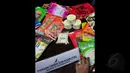 Salah satu petugas menunjukkan kemasan produk pangan Tanpa Izin Edar (TIE) di Jakarta, Senin (22/12/2014). Produk yang menjadi target pengawasan adalah pangan Tanpa Izin Edar (TIE), kadaluwarsa, dalam kondisi rusak. (Liputan6.com/Johan Tallo)