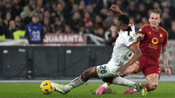 Pemain AS Roma, Rick Karsdorp (kanan) berebut bola dengan pemain Cagliari, Yerry Mina pada laga lanjutan Liga Italia 2023/2024 di Olympic Stadium, Roma, Italia, Selasa (06/02/2024) dini hari WIB. (AP Photo/Andrew Medichini)