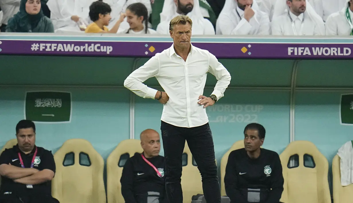 Sesekali Herve Renard juga tampak serius mengamati jalannya laga dari pinggir lapangan untuk mencari titik lemah Timnas Meksiko. (AP/Julio Cortez)