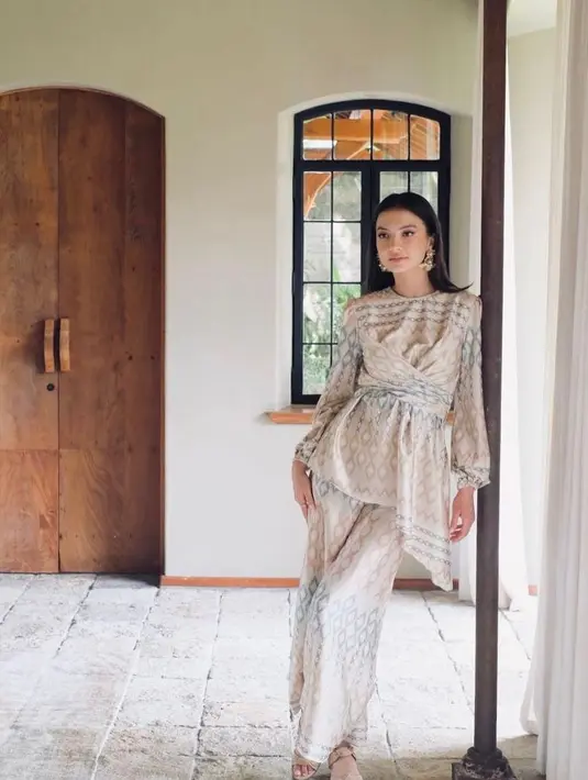 Tampil elegan, Raline Shah memadukan tunik dan celana kulot bermotif nuansa nude. Aksesori berupa anting-anting yang dikenakan membuat penampilannya kian memukau. (Instagram/ralineshah).