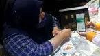Pegawai PT Bank Syariah Indonesia Tbk (BSI) Cabang Mayestik memberikan penjelasan fitur gadai dan cicil emas di salah satu kios saat Grebek Pasar BSI di Pasar Mayestik, Jakarta (16/12/2021). BSI dorong pertumbuhan pembiayaan gadai dan cicil emas lewat program grebek pasar. (Liputan6.com/HO/Rizky)