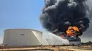 Asap hitam pekat membubung saat kebakaran di kilang minyak Zawiya setelah serangan pesawat nirawak di Zawiya, Libya, Selasa, 11 Agustus 2026. (AFP/ Mahmud Turkiya)