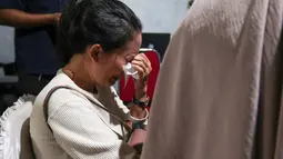 Tangis keluarga pecah saat mendengar keputusan penghentian operasi pencarian lima jurnalis dan tiga kru kapal Arupadhatu 1 di Posko SAR Nasional Carita, Pandeglang, Banten, Kamis (17/9/2026). Operasi SAR dihentikan setelah pencarian selama sepuluh hari belum menemukan tanda keberadaan delapan orang tersebut. (KLY/Budy Santoso)