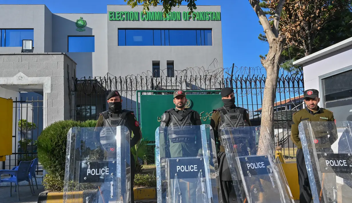 Personel Frontier Constabulary (FC) Pakistan berjaga-jaga di depan kantor Komisi Pemilihan Umum di Islamabad pada tanggal 9 Februari 2024. (FAROOQ NAEEM/AFP)