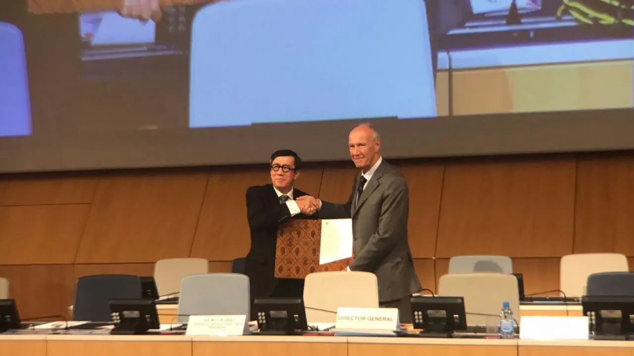Menkumham RI Yasonna Laoly menyerahkan instrumen aksesi Protokol Madrid kepada Dirjen WIPO Francis Gurry di acara pameran Sidang Umum WIPO, Senin (2/10) di Jenewa, Swiss (Reza Perdana/Liputan6.com)