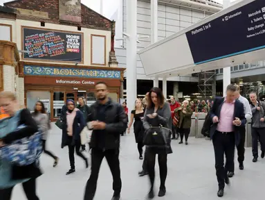 Aktivitas stasiun kereta Manchester Victoria, Inggris, (30/5). Sempat ditutup untuk penyelidikan forensik, stasiun kereta Manchester Victoria kembali dibuka setelah lebih dari sepekan insiden bom bunuh diri di Manchester Arena. (Owen Humphreys/PA via AP)