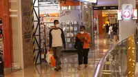 Pengunjung melintas di dalam Lippo Mall Kemang, Jakarta, Jumat (2/7/2021). Menjelang PPKM Darurat Jawa-Bali yang berlaku mulai tanggal 3 - 20 Juli 2021, pusat perbelanjaan akan menutup operasional gedung. (Liputan6.com/Angga Yuniar)