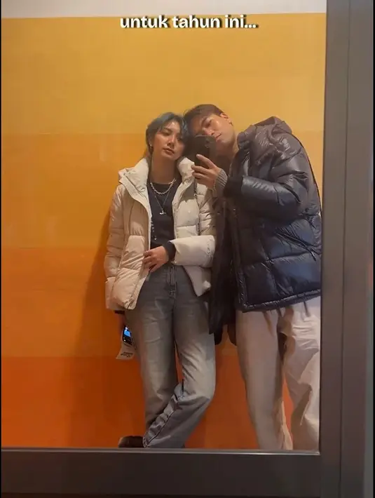 Penyanyi berusia 33 tahun itu juga mengucapkan terima kasih kepada sang istri atas kesabarannya. Ia berharap sang istri selalu bersama. Vidi juga merasa sangat beruntung memiliki istri Sheila. 
 [Instagram/vidialdiano]