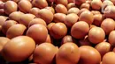 Telur ayam ras yang dijual di Pasar Kebayoran Lama, Jakarta, Minggu (5/3/2023). Jelang Ramadan, telur ayam menjadi komoditas kebutuhan pangan yang kenaikannya paling tinggi. (Liputan6.com/Johan Tallo)