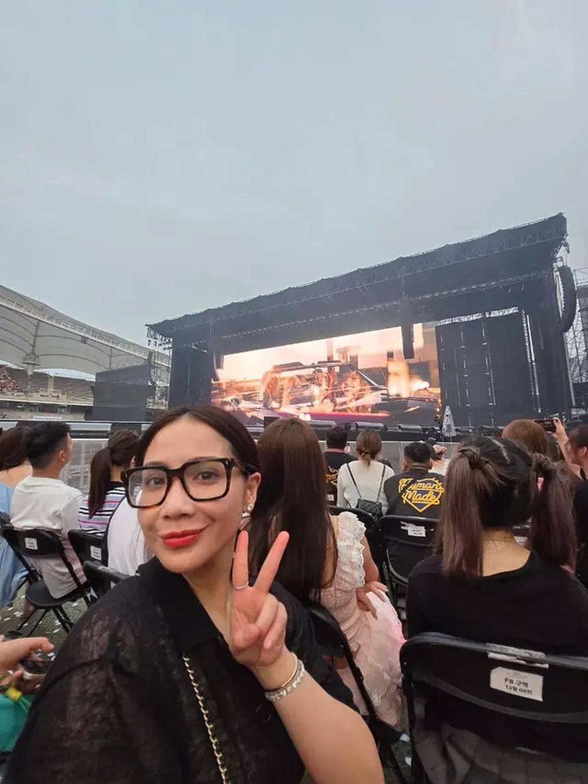 Galeri Foto Padu Padan Kemeja Hitam Nagita Slavina dan Rok Pink Neon saat Nonton Konser BLACKPINK