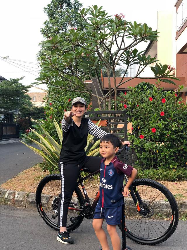 6 Potret Kesederhanaan Dine Mutiara Istri Sahrul Gunawan, Menjabat CEO Rumah Sakit