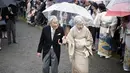 Kaisar Jepang Akihito dan Permaisuri Michiko menyambut para tamu saat pesta taman musim gugur di taman kekaisaran Akasaka Palace, Tokyo, Jumat (9/11). Kaisar dan Permaisuri tampil romantis dengan sepayung berdua saat hujan. (AP Photo/Eugene Hoshiko)