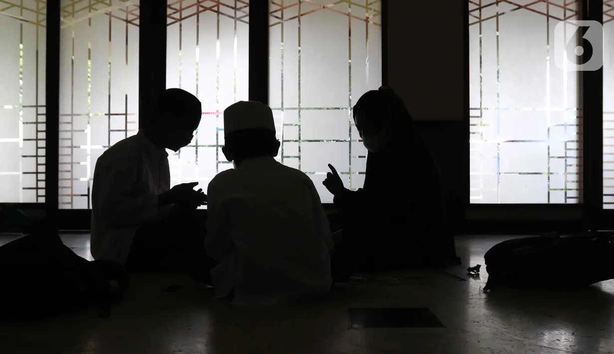 Siluet peserta membuat kerajinan tangan saat mengikuti kegiatan Pesantren Kilat Ramadhan di Masjid Agung Sunda Kelapa, Menteng, Jakarta, Minggu (10/4/2022). Sebanyak 200 peserta yang terdiri dari kaum dhuafa dan yatim piatu mengikuti kegiatan Pesantren Kilat Ramadhan. (Liputan6.com/Herman Zakharia)