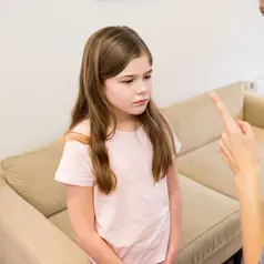 Menaruh ekspektasi berlebihan pada anak terjadi ketika seseorang secara tidak sadar menghubungkan pikiran, perasaan atau perilakunya kepada si kecil. (Foto/dok: freepik/peoplecreations)