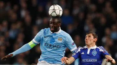 Gelandang Manchester City, Yaya Toure (kiri) berebut bola udara dengan Denys Garmash pada leg kedua 16 besar Liga Champions di Stadion Etihad, Inggris, Rabu (16/3). City bermain imbang dengan Dynamo Kiev dengan skor 0-0. (Reuters/Phil Noble)